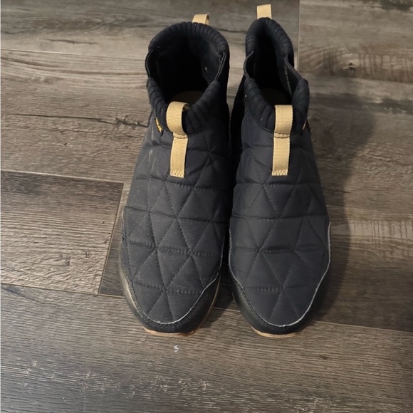Teva Black Quilted Ankle Boots with Tan Trim - Picture 2 of 3